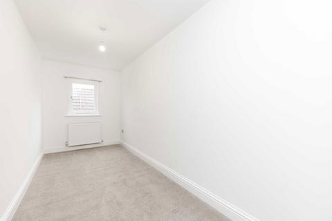 3 bedroom flat to rent, The Common, London W5