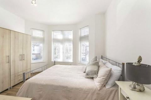 3 bedroom flat to rent, Craven Avenue, London W5