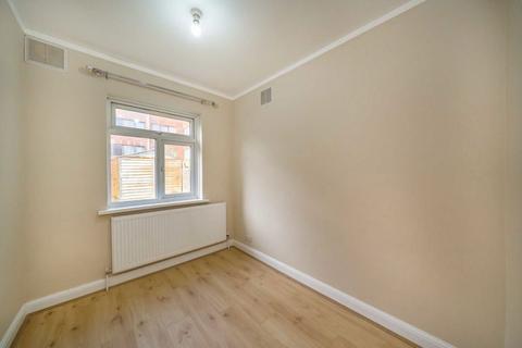 2 bedroom flat to rent, Connell Crescent, London W5