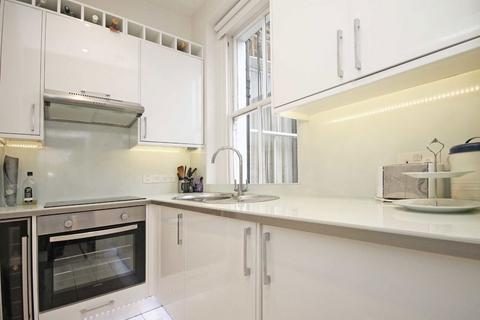 Studio to rent, Earl's Court Square, London SW5