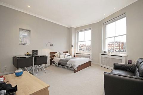 Studio to rent, Earl's Court Square, London SW5