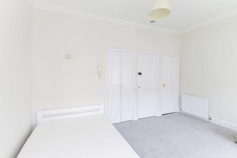 Studio to rent, Longridge Road, London SW5