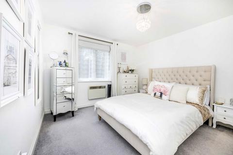 2 bedroom flat for sale, Winterburn Close, London N11