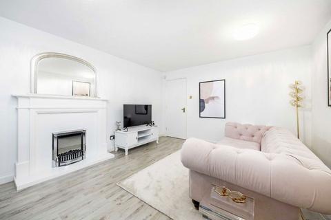 2 bedroom flat for sale, Winterburn Close, London N11