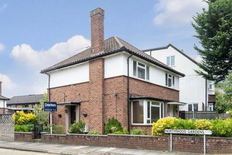 10 Northwood Gardens, London, N12 9DR