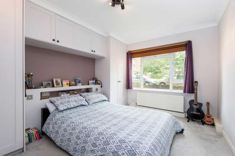 10 Northwood Gardens, London, N12 9DR