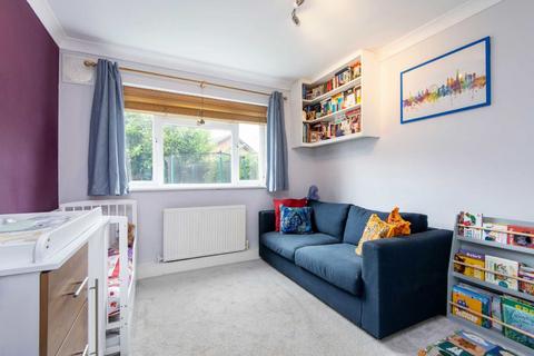 10 Northwood Gardens, London, N12 9DR