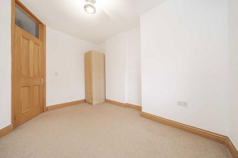 2 bedroom maisonette to rent, Ossulton Way, London N2