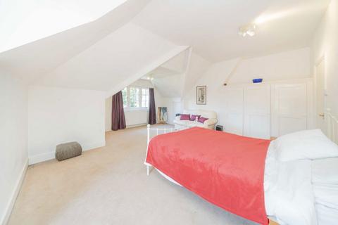 64 Oakleigh Park North, London, N20 9AS