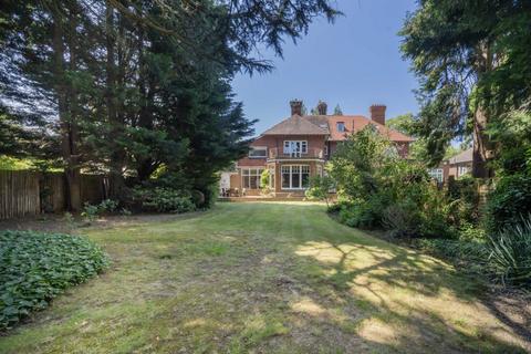 64 Oakleigh Park North, London, N20 9AS