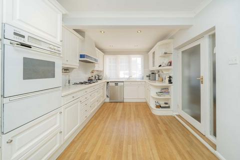 64 Oakleigh Park North, London, N20 9AS
