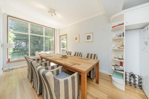 64 Oakleigh Park North, London, N20 9AS