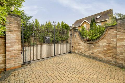 6 bedroom detached house to rent, Sandalwood Close, Barnet EN5