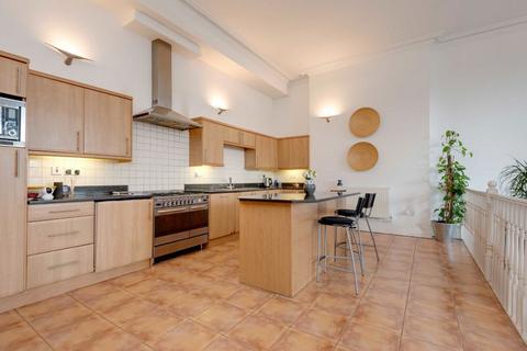 3 bedroom flat for sale, Royal Drive, London N11