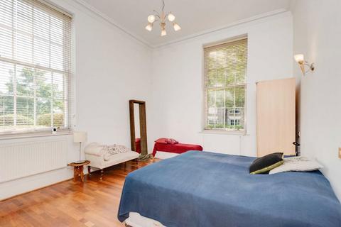 3 bedroom flat for sale, Royal Drive, London N11