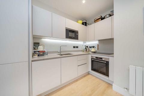 1 bedroom flat for sale, Gruneisen Road, London N3