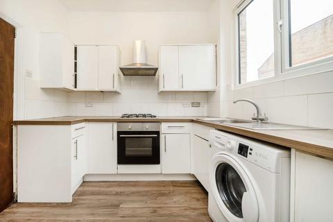 3 bedroom terraced house to rent, Warwick Road, London N11