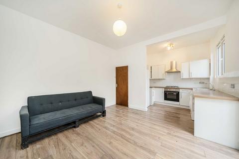 3 bedroom terraced house to rent, Warwick Road, London N11