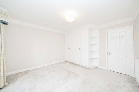 3 bedroom flat to rent, Woodside Grange Road, London N12