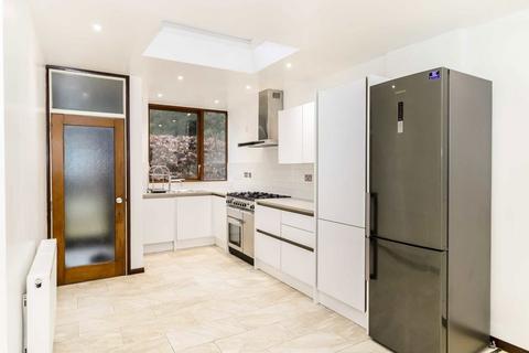 4 bedroom semi-detached house to rent, The Avenue, London N3