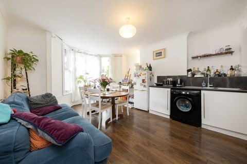 2 bedroom flat for sale, Woodstock Road, London N4