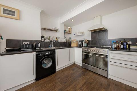 2 bedroom flat for sale, Woodstock Road, London N4