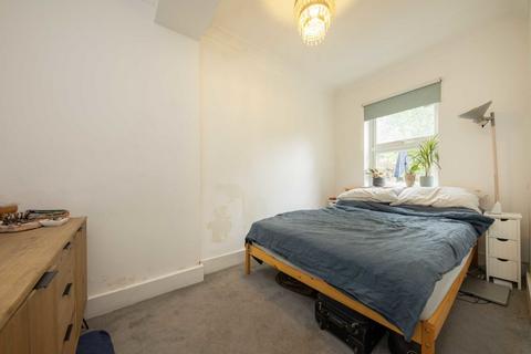 2 bedroom flat for sale, Woodstock Road, London N4