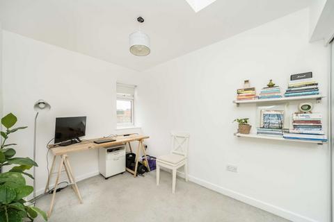 2 bedroom flat for sale, Blackstock Road, London N4