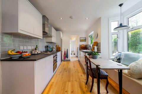 1 bedroom flat for sale, Harringay Road, London N15