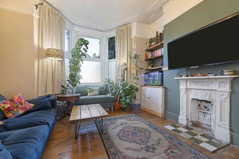 2 bedroom flat for sale, Wightman Road, London N8