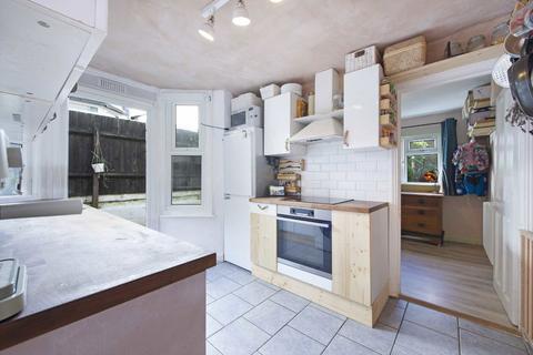 2 bedroom flat for sale, Wightman Road, London N8