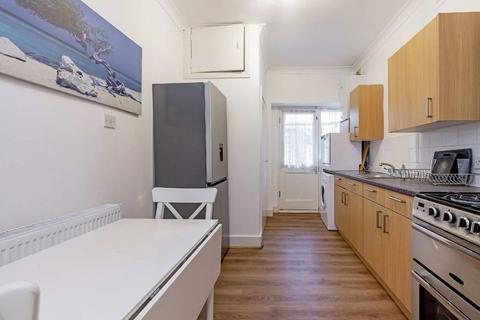 2 bedroom flat to rent, Romilly Road, London N4