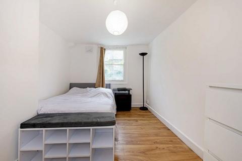 2 bedroom flat to rent, Romilly Road, London N4