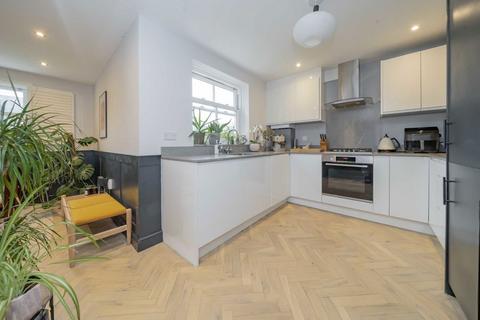 2 bedroom flat to rent, Ferme Park Road, London N8