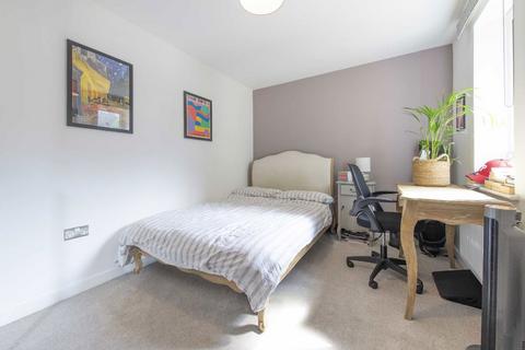 2 bedroom flat for sale, Seven Sisters Road, London N4