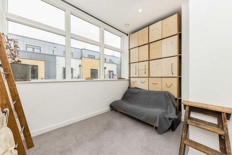 2 bedroom flat to rent, Charles Street, London N19