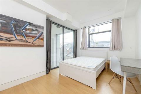 3 bedroom flat to rent, Dean Street, London W1D