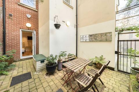 2 bedroom flat for sale, Kelvedon Road, London SW6