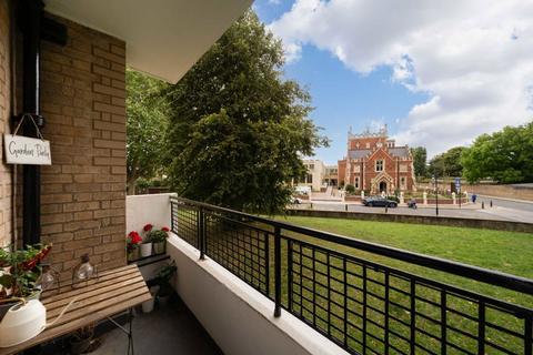 3 bedroom flat for sale, Broomhouse Lane, London SW6