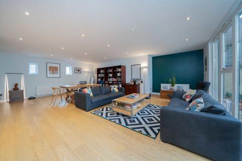 3 bedroom flat for sale, Broughton Road, London SW6