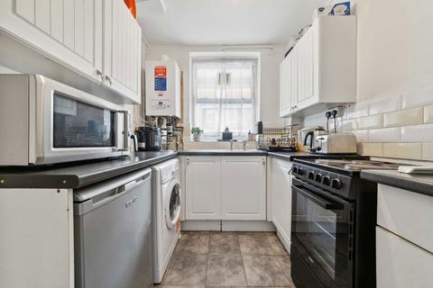 3 bedroom flat for sale, Fulham Road, London SW6