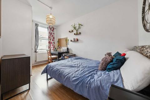 3 bedroom flat for sale, Fulham Road, London SW6