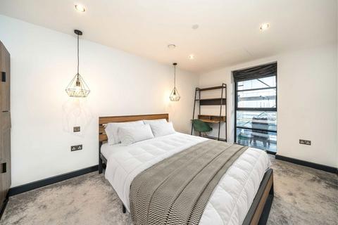 2 bedroom flat to rent, Makers Yard, London SW6