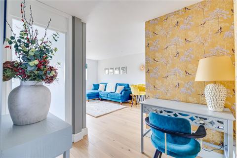 5c Maynard Close, London, SW6 2EN