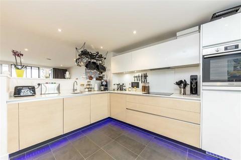 3 bedroom flat for sale, Peartree Way, London SE10