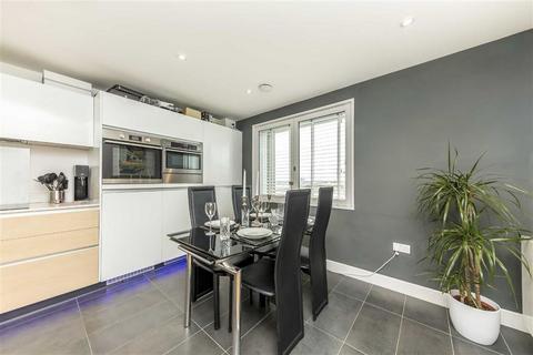 3 bedroom flat for sale, Peartree Way, London SE10