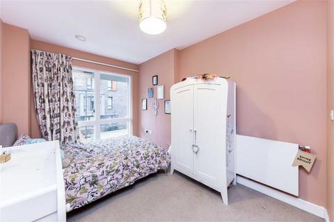 3 bedroom flat for sale, Peartree Way, London SE10