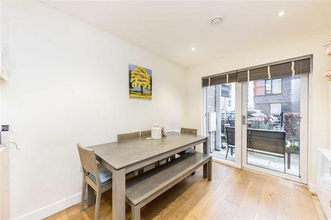 3 bedroom flat for sale, Peartree Way, London SE10