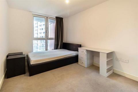 3 bedroom flat to rent, Cable Walk, London SE10