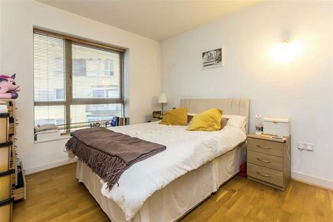 2 bedroom flat to rent, West Parkside, London SE10